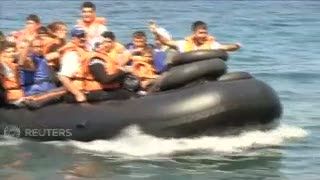 Menggunakan Boat Kecil, Para Pengungsi Suriah Ini Berhasil Selamat di Tepi Pantai