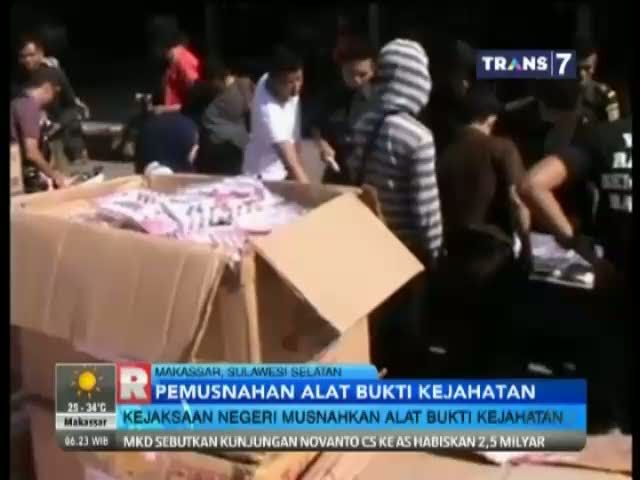  Kejaksaan Negeri Memusnahkan Alat Bukti Kejahatan, Warga Berburu Kosmetika