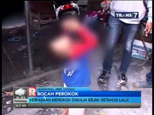 Meniru Prilaku Sang Ibu, Bocah Ini Merokok!