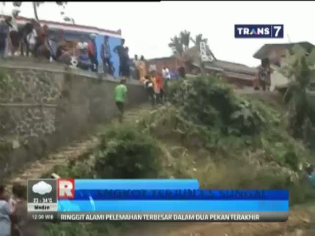 Lupa Angkat Rem Tangan, Angkot Ini Terjun Bebas