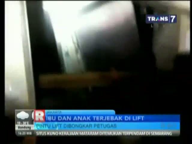 Ibu Anak Terjebak Dalam Lift di Puskemas Kelapa Gading