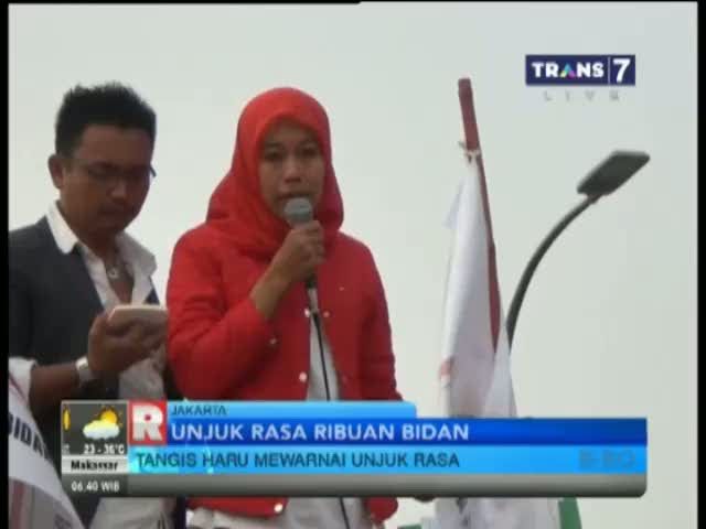 Tangis Haru Ribuan Bidan Usai Ditetapkan Sebagai PNS