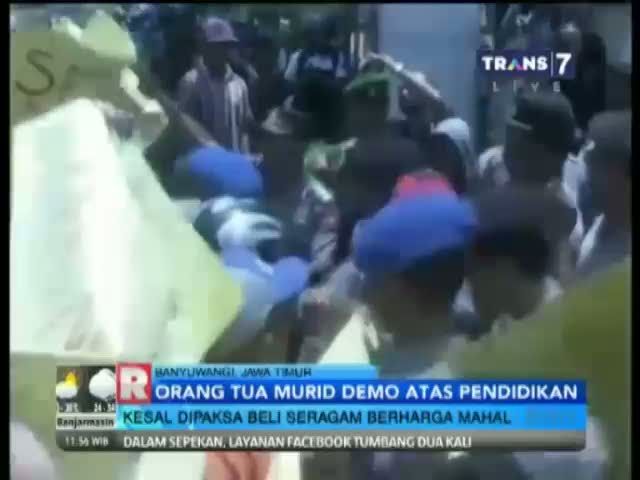 Kesal Dipaksa Beli Seragam Mahal, Orang Tua Murid Demo
