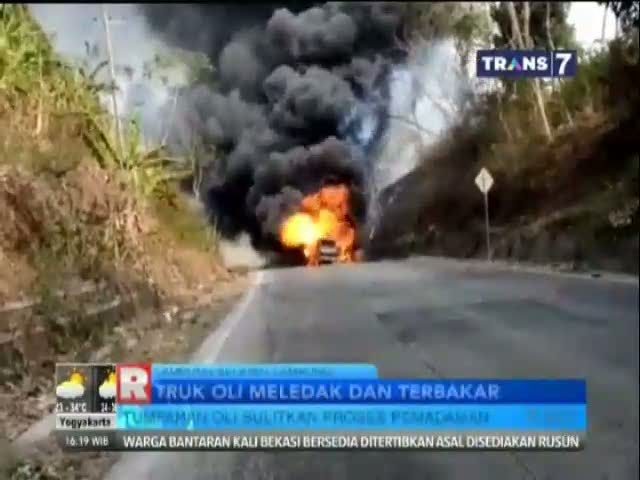 Truk Oli Meledak dan Terbakar
