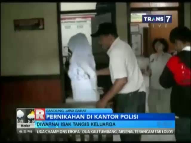 Pasangan Ini Menikah di Kantor Polisi