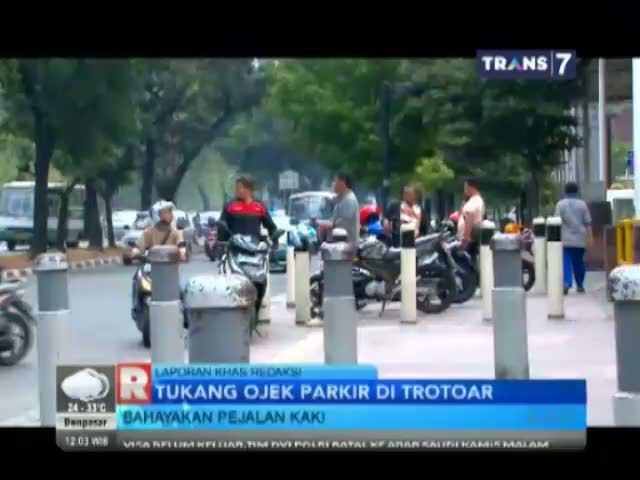 Ojek-Ojek Nekat Parkir Sembarangan di Trotoar