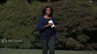 Memanen Hasil Kebun Gedung Putih, Ini Gaya Michelle Obama Mencongkel Kentang
