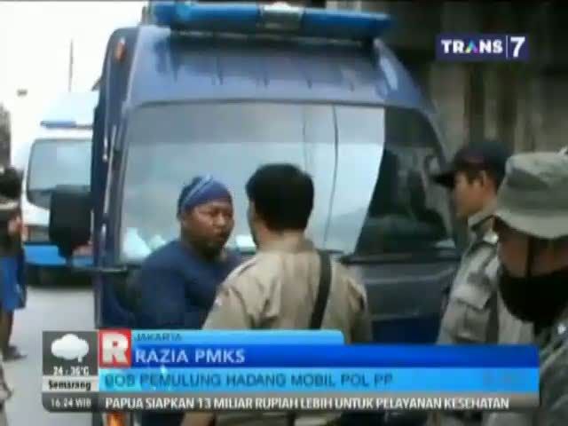 Bos Pemulung Hadang Razia Satpol PP