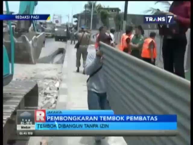 Pemerintah DKI Jakarta Merobohkan Tembok Sepanjang 300 Meter 
