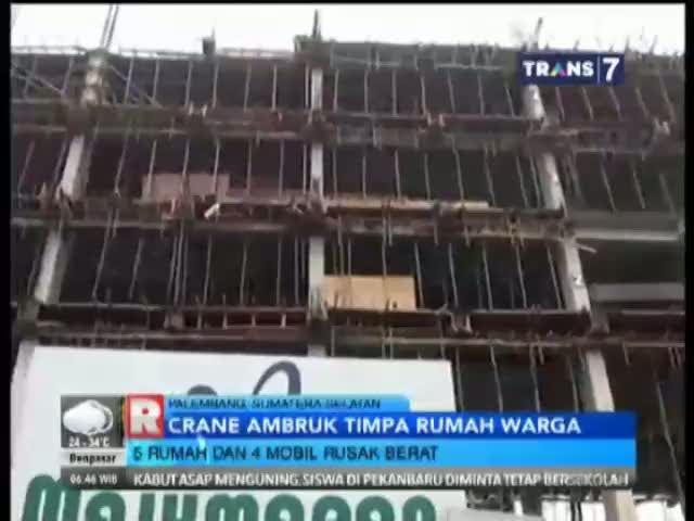 Crane Ambruk Timpa Rumah Warga