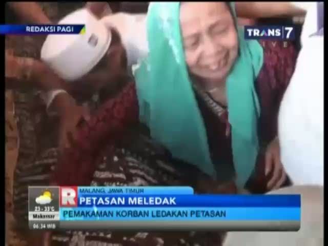 Suasana Haru Warnai Pemakaman Korban Petasan 