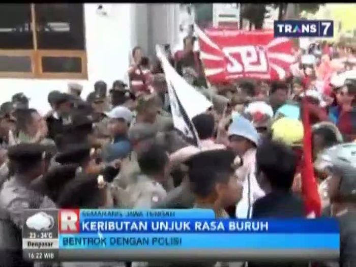 Ricuh, Unjuk Rasa Buruh Bentrok dengan Polisi 