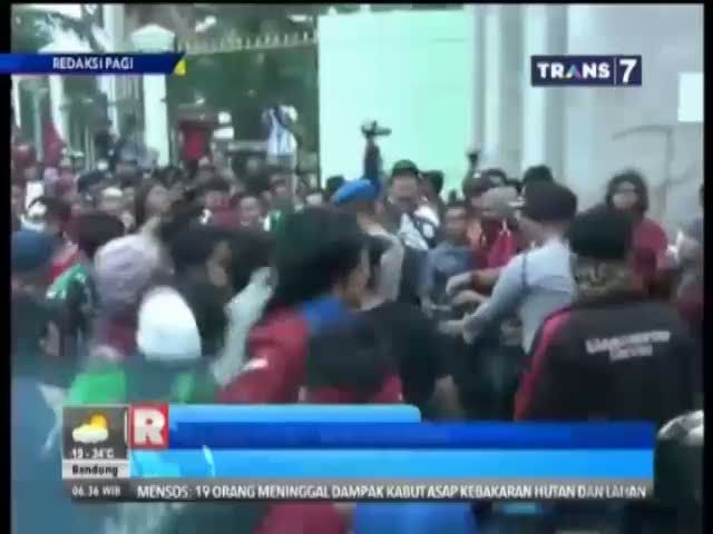Unjuk Rasa Mahasiswa Bubar Dengan Tembakan Gas air Mata