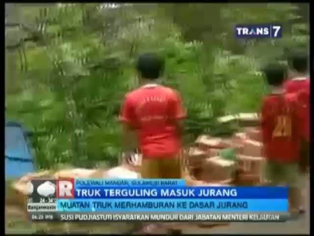 Truk Terguling Masuk Jurang 