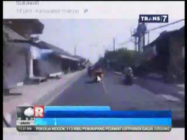 Konvoi Moge Halangi Jalannya Ambulans