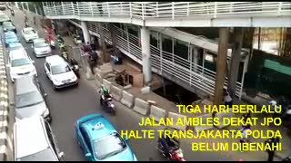 Tiga Hari Berlalu, Jalan Ambles Dekat JPO Halte TransJ Polda Belum Dibenahi