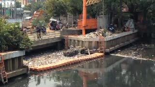 Hujan Bikin Sampah Numpuk di Jakarta, Ahok: Itu Kiriman