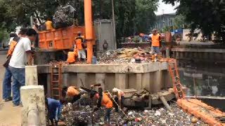 Puluhan Ton Sampah Menumpuk di Kali Utan Kayu 