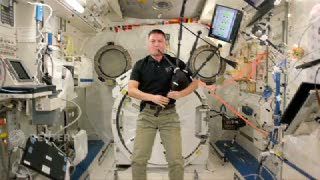 Wah, Astronot NASA Ini Bisa Bermain Musik di Luar Angkasa