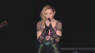 Mengheningkan Cipta Madonna untuk Korban Tragedi Paris