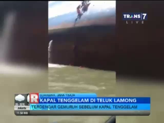 Kapal Tenggelam di Teluk Lamong 