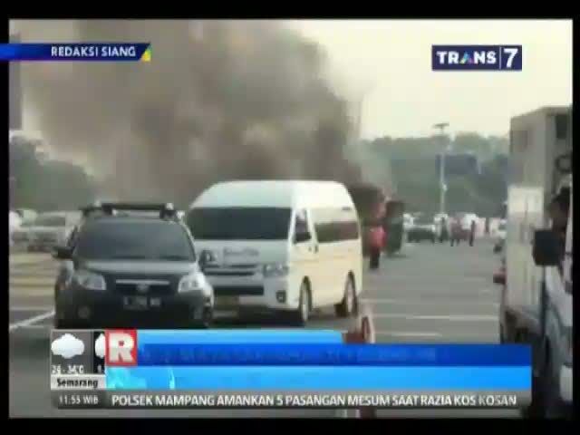 Bus Mayasari Bhakti Terbakar!
