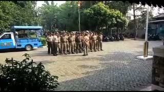 Satpol PP Turunkan Reklame Rokok di Sekitar Mampang Prapatan  