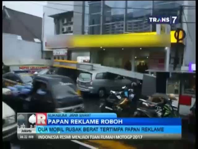 Papan Reklame Roboh Akibat Angin Kencang