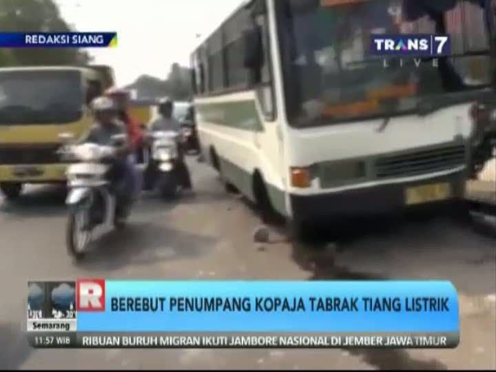 Berebut Penumpang Kopaja Tabrak Tiang Listrik