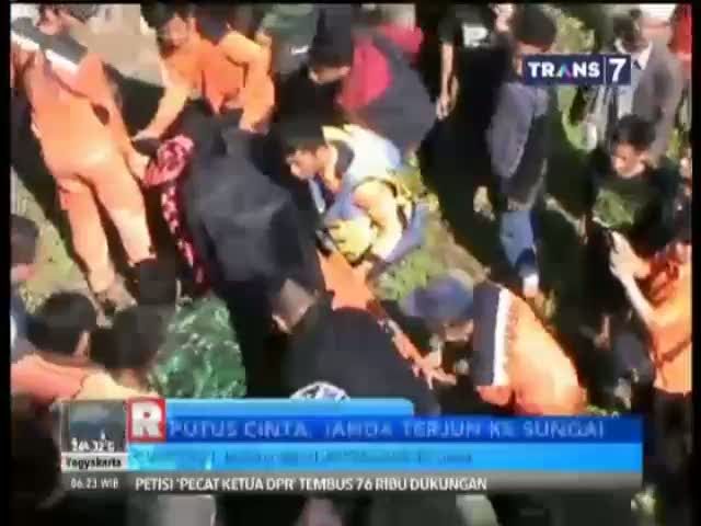 Putus Cinta Nekat Terjun ke Sungai