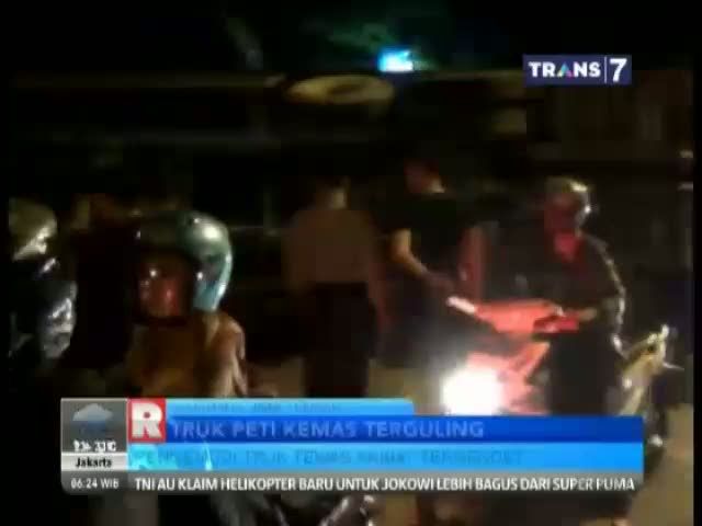 Truk Kontainer Terguling 