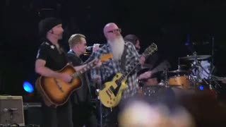 Penampilan Emosional Eagles of Death Saat Sepanggung dengan U2 di Paris