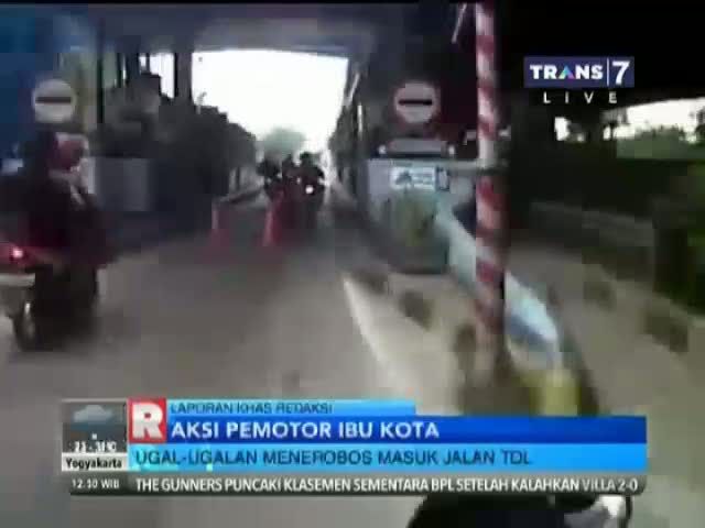 Ugal-ugalan Aksi Motor Masuk Jalur Tol 