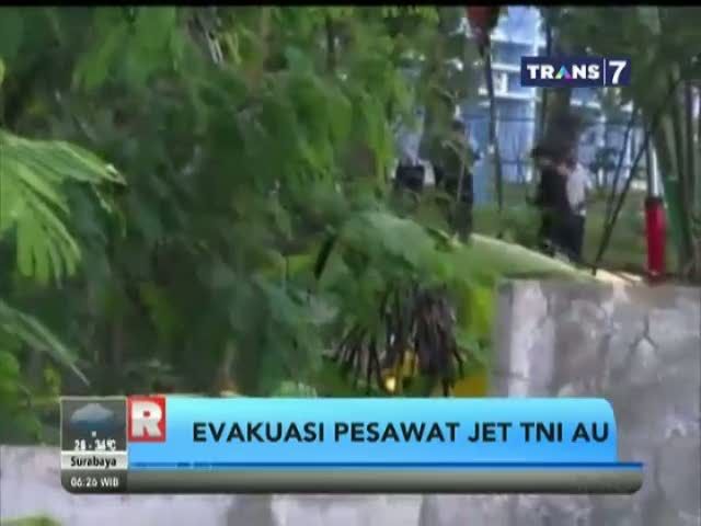 Personel TNI Angkatan Udara Mengevakuasi Bangkai Pesawat JT50i 