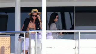 Kendall Jenner dan Harry Styles Mesra di Yacht