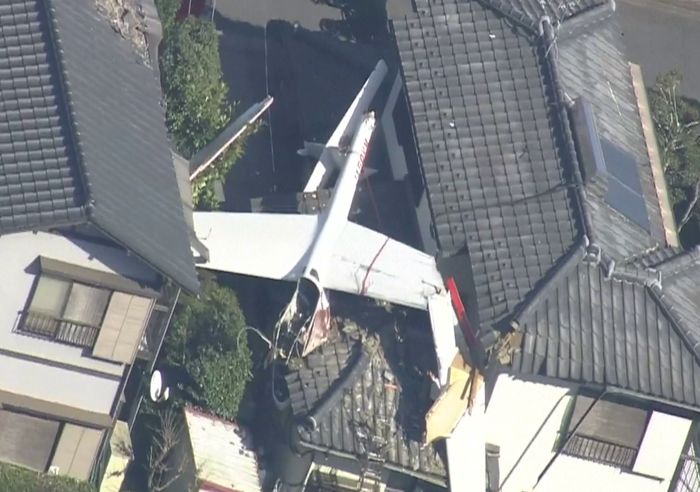 Pesawat Glider Nyangsang di Atas Rumah Penduduk 