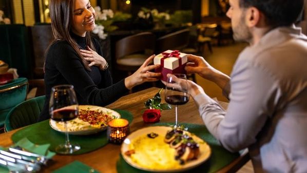 Valentine’s Dinner Intimate dengan Live Saxophone dan Dekor Romantis