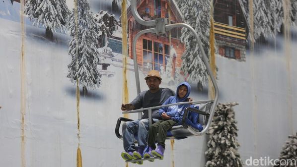 Rasakan Serunya Snow Tubing dan Sledging di Trans Snow World Makassar