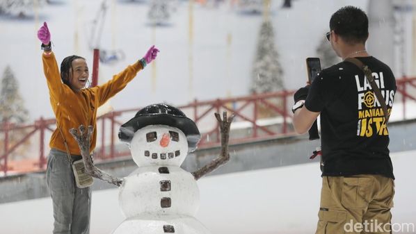 Ide Ngabuburit Unik Ramadan! Serunya Main Salju di Trans Snow World Bekasi