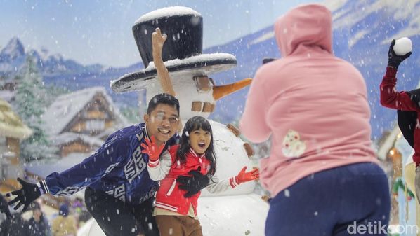 Budget Pas-pasan Bukan Alasan, Bisa Main Salju di Trans Snow World Makassar 90 Ribuan!