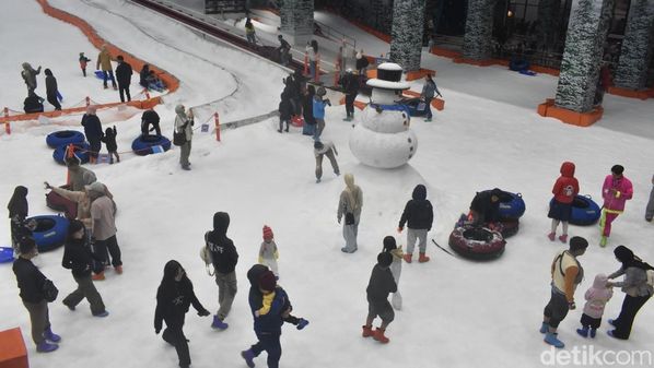 Libur Sekolah Hampir Habis, Masih Ada Kesempatan Main Salju di Trans Snow World Bekasi