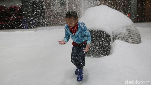 Ajak Anak Main Salju di Trans Snow World Bintaro, Bertiga Jadi Cuma 78 Ribu Aja