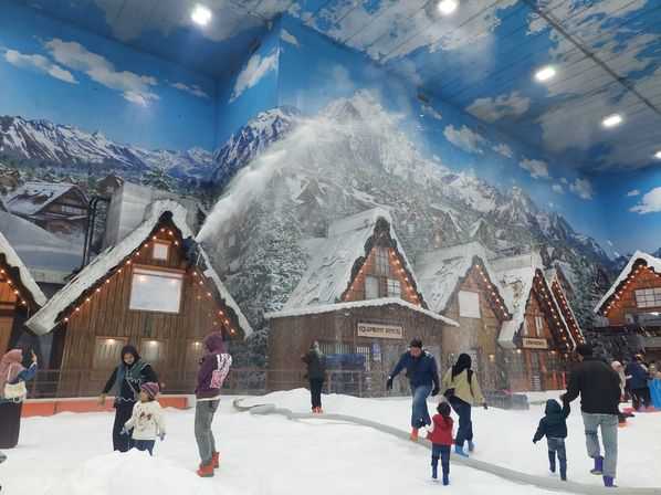 Ajak 2 Orang, Main Salju di Trans Snow World Bintaro Cuma 70 Ribuan per Orang