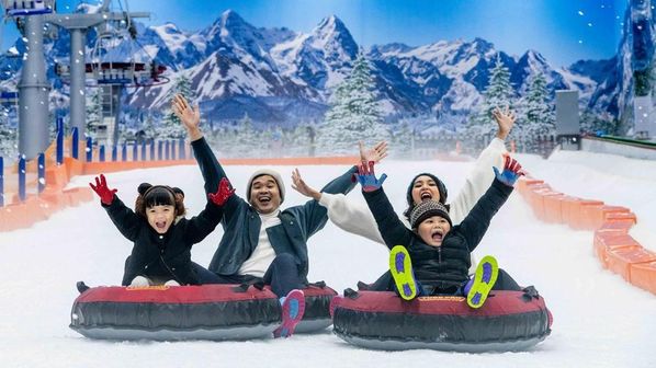 Menutup Agustus dengan Main Salju di Trans Snow World Surabaya