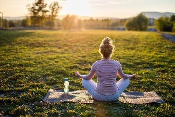 Mau Refresh Pikiran Sekaligus Olahraga? Coba Yoga di Tengah Alam