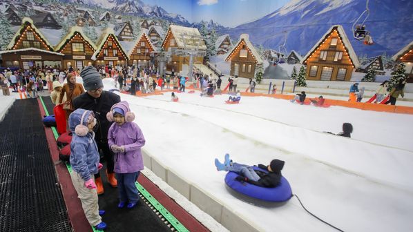 Liburan Keluarga Terasa Monoton? Coba Main Salju di Trans Snow World
