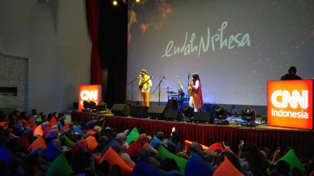 Asyiknya nonton Endah n Rhesa sambil bersantai Asyiknya nonton Endah n Rhesa sambil bersantai