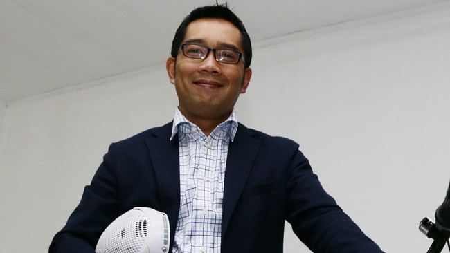 Sebagai respons atas pengalihan subsidi bahan bakar minyak, Ridwan Kamil berkata bahwa ia akan memperbanyak jumlah bus sekolah untuk siswa di kota Bandung.