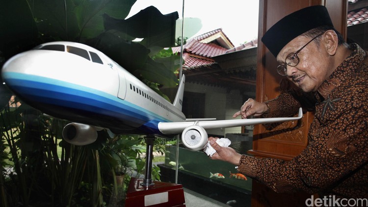 Arti Nama Habibie dan Kisah Lucu Lagu Arab di Bandara Kairo Nama Habibie adalah nama yang diturunkan dari sang kakek.
