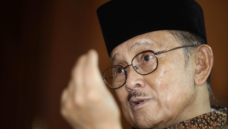 Jarang ada yang tahu, kalau Habibie memiliki kisha cinta yang menyedihkan bersama Ilona. Memilih putus saat pesta dansa.